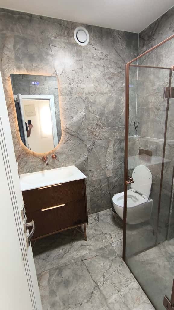 עיצוב ושיפוץ של מקלחת שירותים לבית פרטי